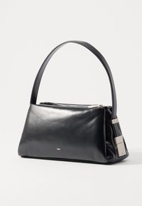 Borsa a mano in pelle nera con finitura liscia, forma triangolare, manico singolo e dettagli in metallo argentato sui lati. Chiusura con zip.