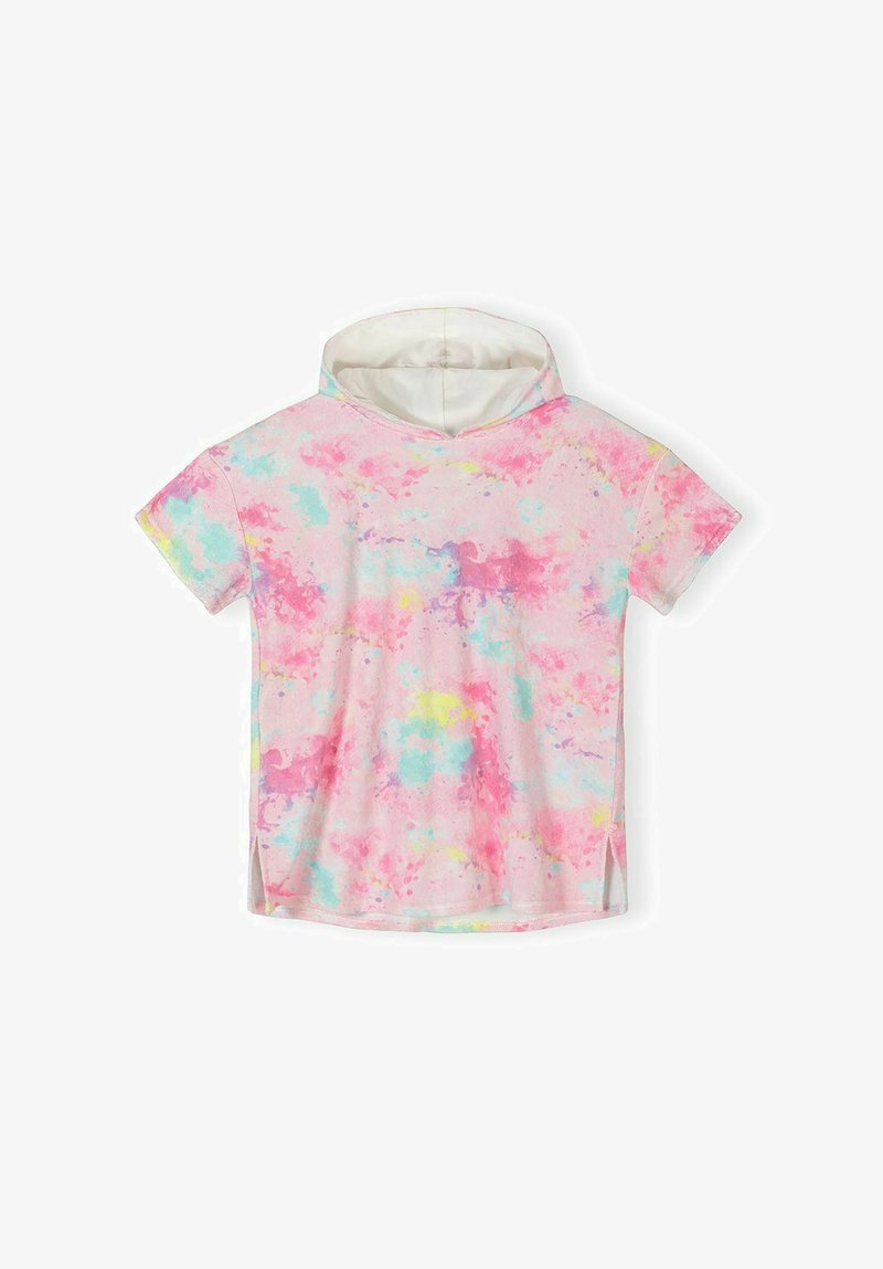 Chemise à capuche à manches courtes avec un motif tie-dye rose, bleu, jaune et blanc, comprenant de petites fentes latérales à l'ourlet.