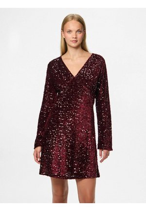 Vestido de lentejuelas rojas con escote en V profundo, mangas largas y falda acampanada. Lentejuelas reflectantes cubren toda la tela, creando una apariencia texturizada.