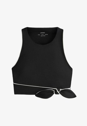 Čierny bezrukávový krátky top s okrúhlym výstrihom a bielym lemom previazaným na mašľu v spodnej pravej časti.