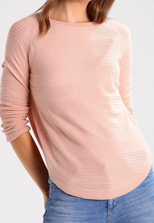 Pull à manches longues rose clair avec des rayures texturées horizontales, tissu lisse, ourlet arrondi et coupe décontractée.