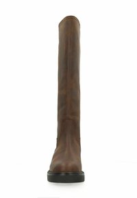 Hoge bruine leren laars met afgeronde neus en zwarte zool, van voren afgebeeld op witte achtergrond.