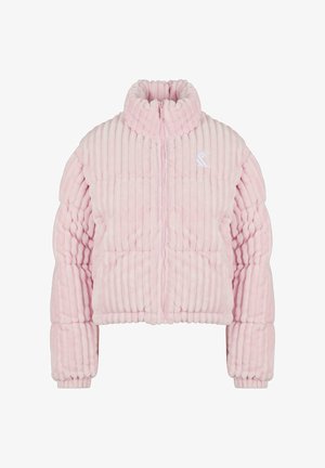 Puffermantel in Hellrosa, aus weichem, geripptem Stoff gefertigt. Mit hohem Kragen, Reißverschluss und kleinem Logo auf der Brust.