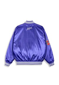 Giacca bomber in satin viola con polsini e colletto a coste bianchi. Presenta la scritta ricamata "grims" sul retro e una patch colorata sulla manica.