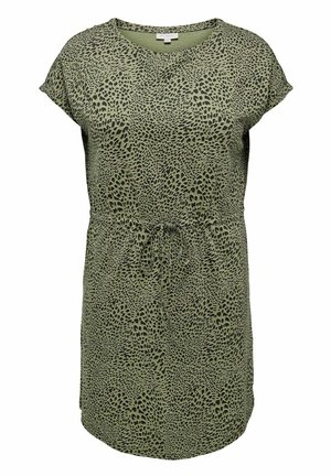Robe à manches courtes de couleur vert olive avec motif animalier noir irrégulier et taille ajustable avec cordon de serrage.