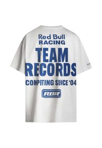 Witte katoenen t-shirt met opvallende blauwe tekst: "Red Bull RACING TEAM RECORDS COMPETING SINCE '04" met logo. Klassiek shirt met ronde hals.
