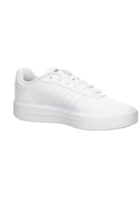 Zapatillas de piel blanca con un diseño de corte bajo, suela de goma texturizada y tres rayas horizontales en el costado. Cordones y cuello acolchado.