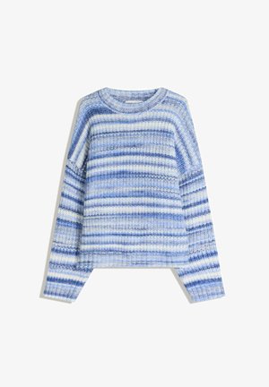 Niebieski sweter dzianinowy w paski, z różnymi odcieniami niebieskiego i białego, okrągły dekolt, luźny krój oraz ściągacze przy mankietach i u dołu.