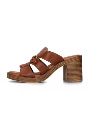 Sandal con tacco aperto in pelle marrone, con tre sezioni a taglio, fibbia dorata di accentuazione e tacco a blocco con texture legno.