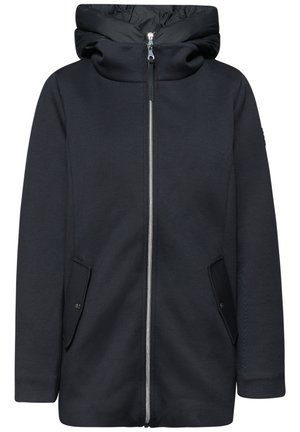 Veste noire à capuche avec fermeture éclair frontale et deux poches à rabat inclinées, manches longues et capuche rembourrée, présentée à plat sur fond blanc.