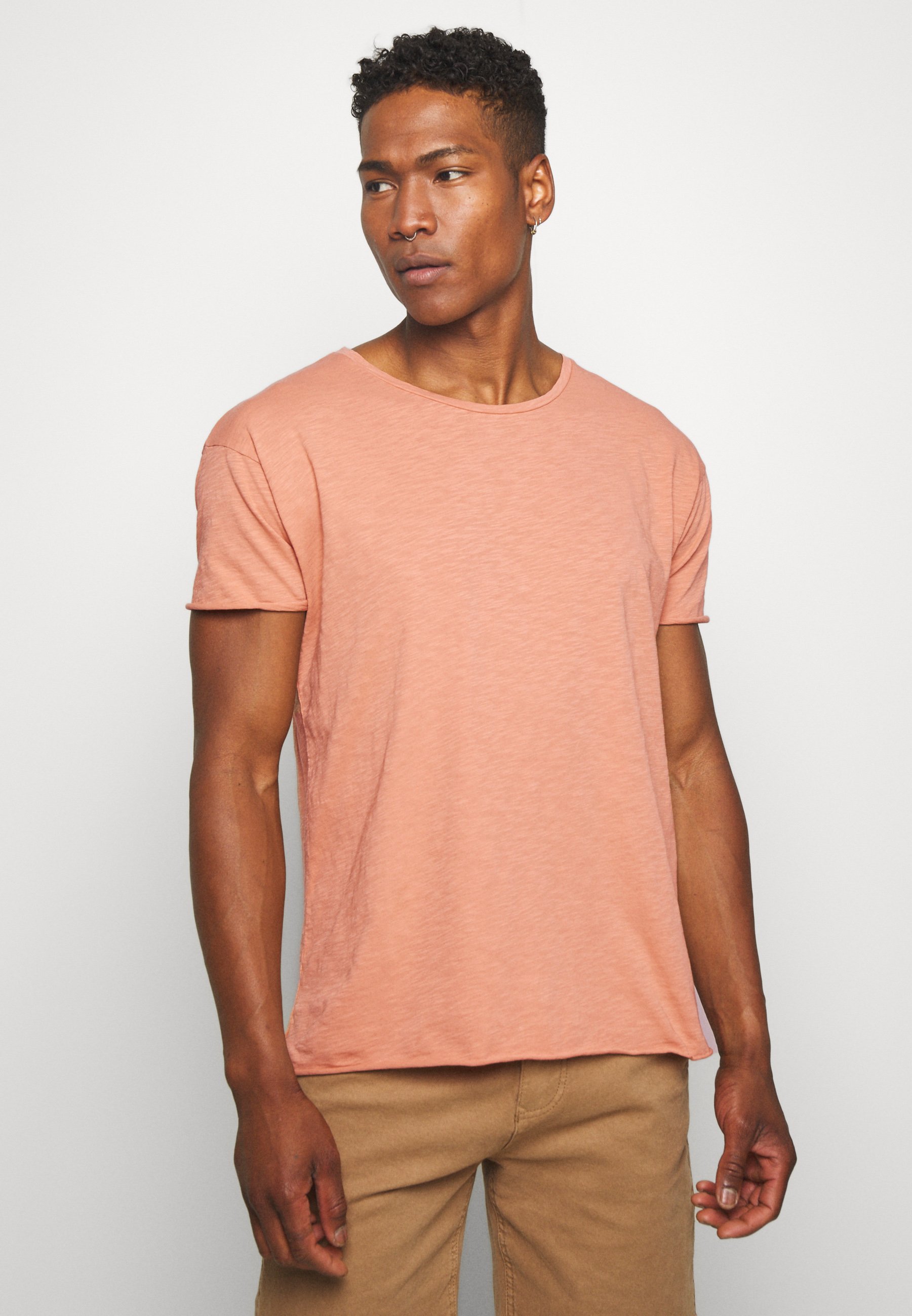 Nudie Jeans ROGER T shirts apricot Zalando.no Nudie Jeans ROGER - T-shirts - olive