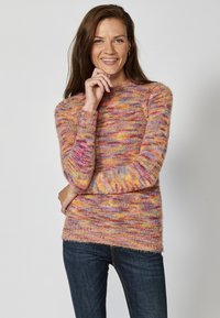 Maglione realizzato in filato peloso e multicolore, caratterizzato da un colletto rotondo, maniche lunghe e una vestibilità leggermente ampia. Il motivo include tonalità vivaci e sfumate.
