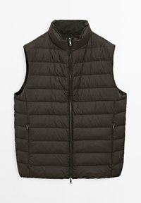 Sort quiltet ærmeløs vest med frontlynlås og sidelommer med lynlås, der har en høj krave.