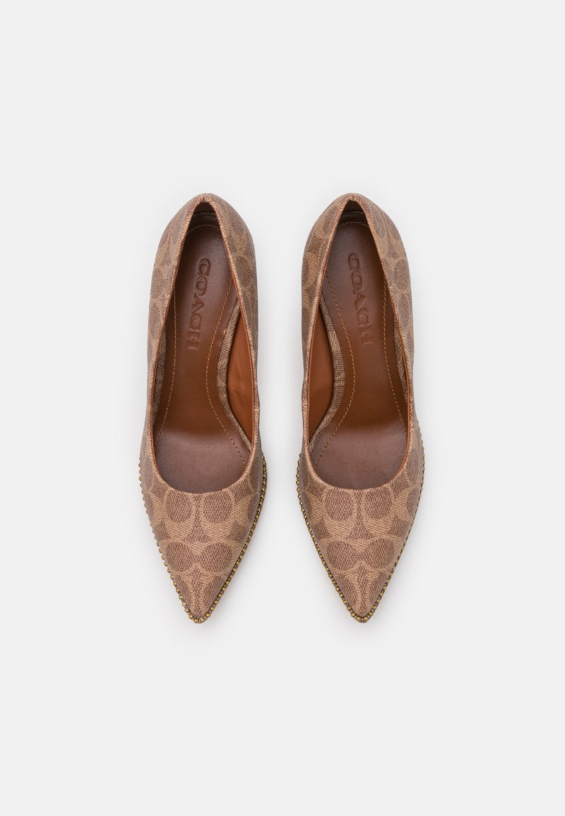 Zapatos de tacón con punta afilada, con parte superior de tela de monograma marrón y forro de cuero. Rematados con acentos metálicos a lo largo del borde.