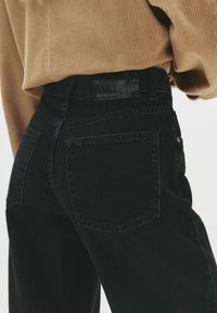 PULL&BEAR Leveälahkeiset - black