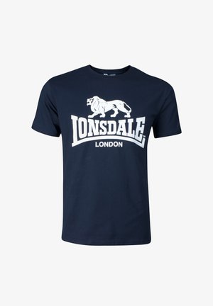 Tamsiai mėlynos medvilnės marškinėliai su apvaliu kaklu, puošti baltu liūto grafikos piešiniu ir tekstu "LONSDALE LONDON" drąsiomis raidėmis priekyje.
