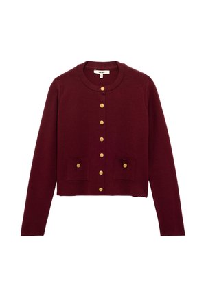 Bordeaux breipullover met een ronde hals, gouden knopen aan de voorkant en twee voorzakken met bijpassende knoopaccenten.
