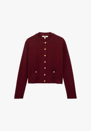 Burgunderfarbener Strickcardigan mit Rundhalsausschnitt, goldenen Knöpfen auf der Vorderseite und zwei vorderen Taschen mit passenden Knopfdetails.