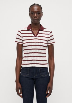 Stripet strikket topp med korte ermer, i maroon og kremfarger, med V-hals og en kontrasterende maroon krage.