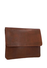 Pochette en cuir marron de style enveloppe avec rabat pliant et détails de couture minimalistes.