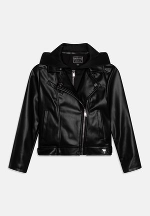 Veste biker noire en simili cuir avec fermeture éclair frontale, revers crantés, poches latérales et capuche attachée, de la marque Guess.