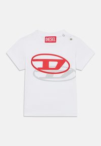 Λευκό κοντομάνικο μπλουζάκι για νήπια με κόκκινο και γκρι λογότυπο Diesel στο μπροστινό μέρος, στρογγυλή λαιμόκοψη και δύο κουμπιά στον αριστερό ώμο.