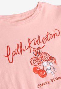 Světle růžové bavlněné tričko s červenou výšivkou květin a třešní, nahoře je text "Cath Kidston" a pod ním "Cherry Pickers".