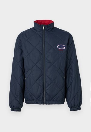Marinefarvet quiltet jakke med rød inderside, høj krave, lynlås foran og logo-detaljer. Har elastiske manchetter og kant for en tætsiddende pasform.