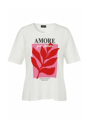 Witte T-shirt met korte mouwen met groot rood bladdesign op een roze achtergrond en tekst: "AMORE per favore" en "MAKING TODAY AMAZING."