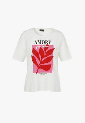 Witte T-shirt met korte mouwen met groot rood bladdesign op een roze achtergrond en tekst: "AMORE per favore" en "MAKING TODAY AMAZING."