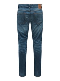 Blaue Jeans aus Denim, von hinten gezeigt, mit zwei Gesäßtaschen und einem braunen Lederetikett am Bund.