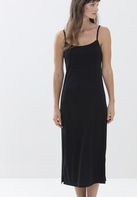 Czarna, bezrękawnikowa sukienka midi z cienkimi ramiączkami, wykonana z gładkiego materiału. Posiada luźny krój i boczne rozcięcia, które zapewniają swobodę ruchów.