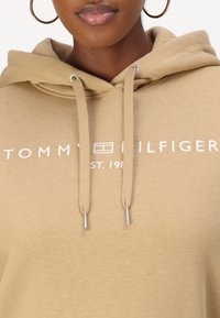 Tommy Hilfiger MDRN REG CORP LOGO  - Mikina - classic khaki