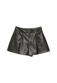 Czarne plisowane szorty z ekoskóry o wysokim stanie i gładkiej fakturze. Posiadają boczne kieszenie oraz zamek błyskawiczny ukryty z przodu.