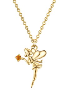 Zelta fejas kulons ar sarežģītiem elementiem, spārniem un veidotu oranžu dārgakmeni rokās. Ķēde ar apaļiem posmiem.