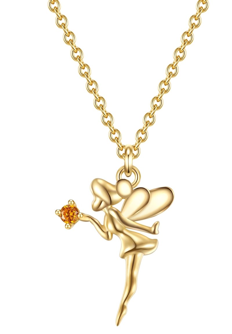 Zelta fejas kulons ar sarežģītiem elementiem, spārniem un veidotu oranžu dārgakmeni rokās. Ķēde ar apaļiem posmiem.
