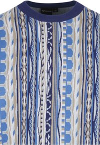 Gebreide trui met een blauw en beige geometrisch patroon met complexe lijnen en vormen. Ronde halslijn met een contrasterende blauwe afwerking.