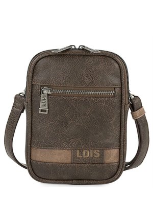 Bolso bandolera de imitación cuero marrón con un acabado texturizado, bolsillos con cremallera y un acento de logo. Presenta una correa ajustable para mayor comodidad.