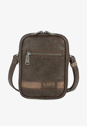 Bolso bandolera de imitación cuero marrón con un acabado texturizado, bolsillos con cremallera y un acento de logo. Presenta una correa ajustable para mayor comodidad.