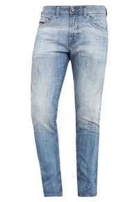 Vaaleansiniset farkut, joissa on slim fit, haalistunut pesu, kulutettu yksityiskohta ja vyölenkit. Klassinen viiden taskun muotoilu.