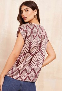 Friends Like These REGULAR FIT - Palaidinė - burgundy palm print