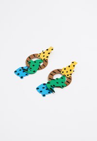 Barvite uhane z večplastnimi elementi: rjav krožni osnovni del, zelen aligator, rumeni leopard in modri dodatki, izdelani iz fleksibilnega materiala.