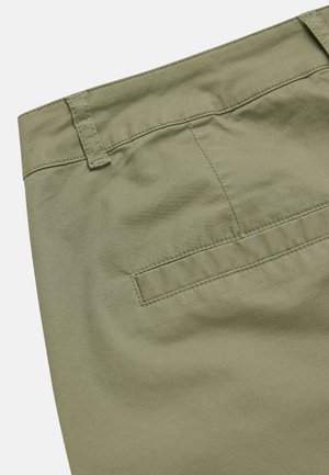 Baglommeområdet på olivengrønne bukser med bæltestrop, enkelt paspoleret lomme og synlige syningsdetaljer på stoffet.