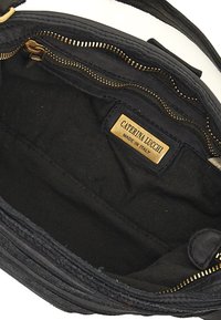 Borsa a tracolla in pelle nera con superficie texturizzata, cerniera in tonalità oro e etichetta interna. Presenta una tracolla resistente e foderatura in tessuto morbido.