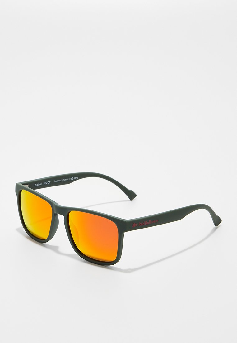 Zielone okulary przeciwsłoneczne z kwadratowymi oprawkami, pomarańczowymi lustrzanymi soczewkami i matowym wykończeniem. Posiadają logo Red Bull na boku.
