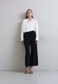 Norma Kamali SUPER OVERSIZED BOYFRIEND SHIRT BODYSUIT - Μπλούζα - snow white