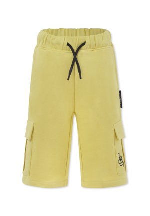 Shorts cargo jaunes en tissu doux, dotés de poches latérales, d'une taille élastique avec un cordon noir et d'un détail logo sur le côté.