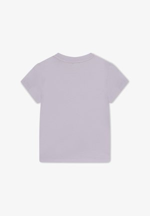 T-shirt violet clair à manches courtes avec un col rond. Texture en coton lisse avec une coupe standard et sans motifs ni accents visibles.