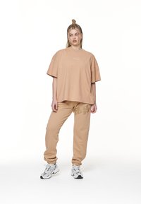 Pegador ARENDAL LOGO HEAVY OVERSIZED TEE - Apdrukāts T-krekls - washed safari sand/white