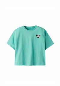Camiseta de algodón verde menta con cuello redondo, mangas cortas y un pequeño gráfico de corazones en negro y rosa en el área del pecho izquierdo.